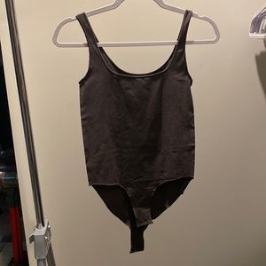 SKIMS ESSENTIAL SCOOP NECK BODYSUIT DARK PURPLE L/XL